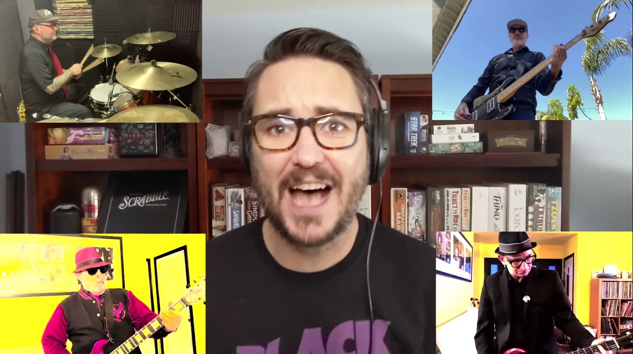 Ator Wil Wheaton canta Dead Kennedy com Punk Rock Karaoke