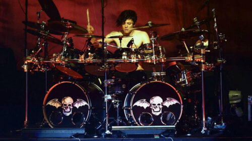 Baterista Arin Ilejay sai do Avenged Sevenfold